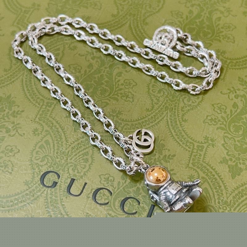 G*u*i necklaces